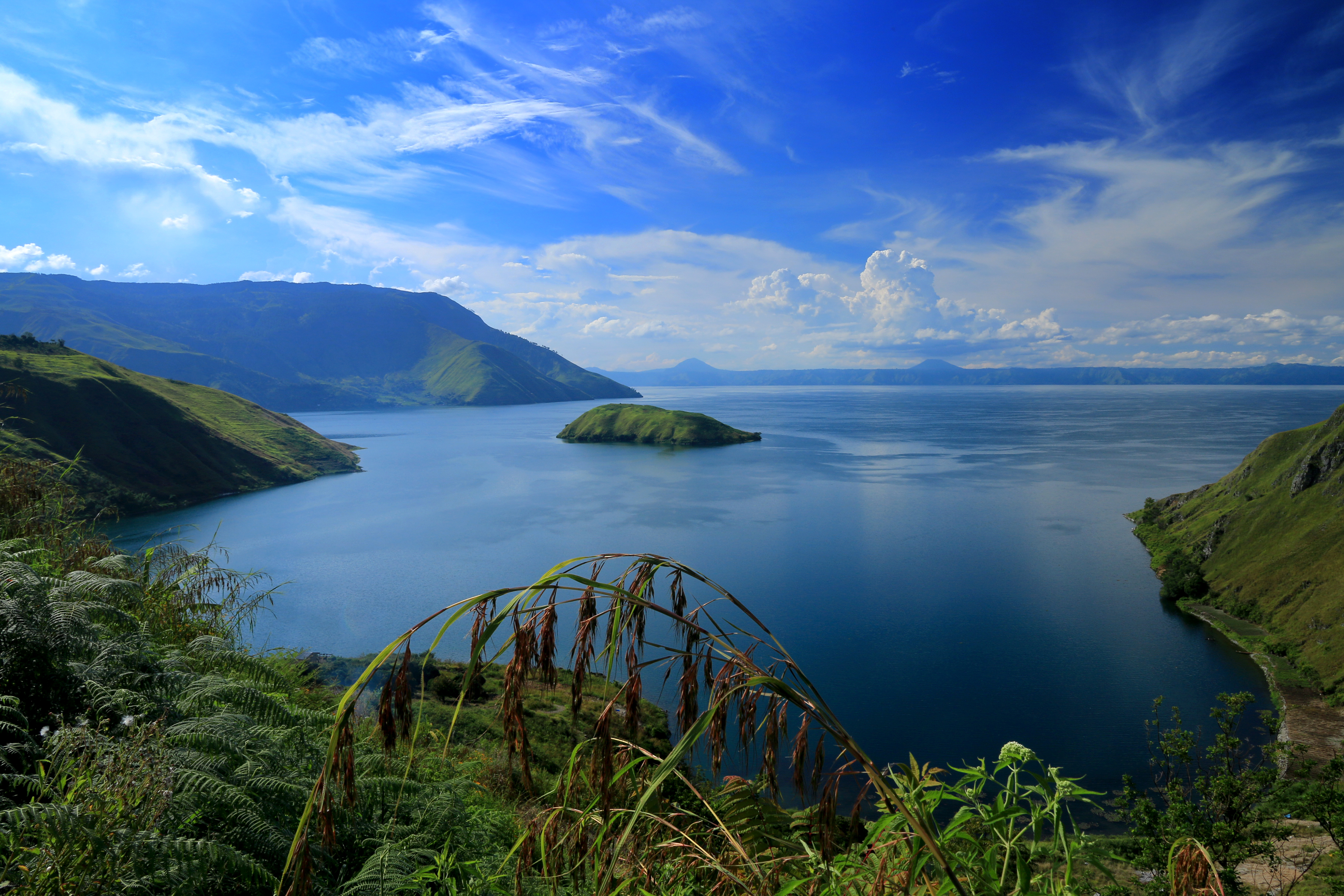 Bentang Danau Toba dilihat dari Pulau Samosir sebagai konteks lanskap Kaldera Toba