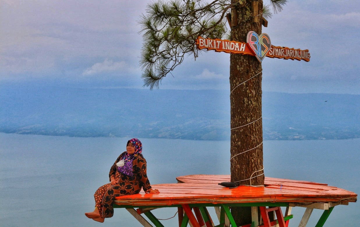 Pemandangan Bukit Simarjarunjung dengan Danau Toba dan Pulau Samosir di latar